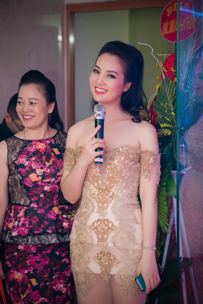 Á hậu Thụy Vân khoe chân thon sexy với váy xuyên thấu - ảnh 4